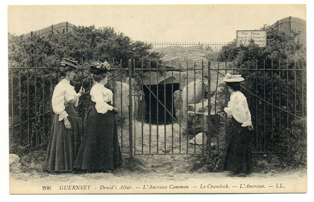 La Varde Early 1900s card. The fencing that once surrounded the site is long gone.