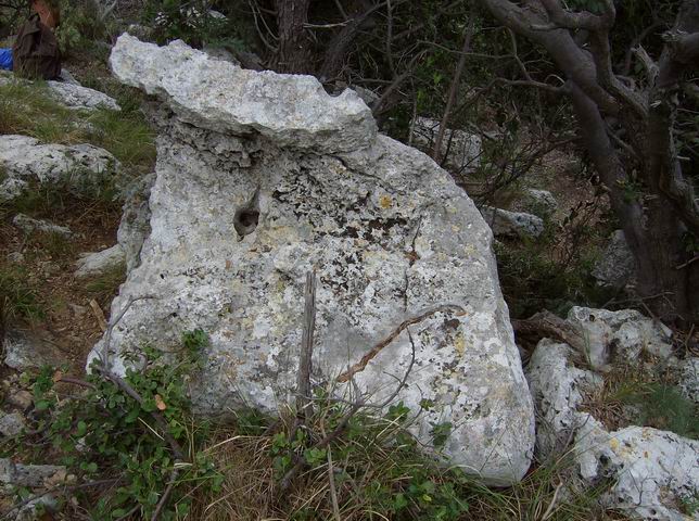 Megalithic structure above Arma Strapatente