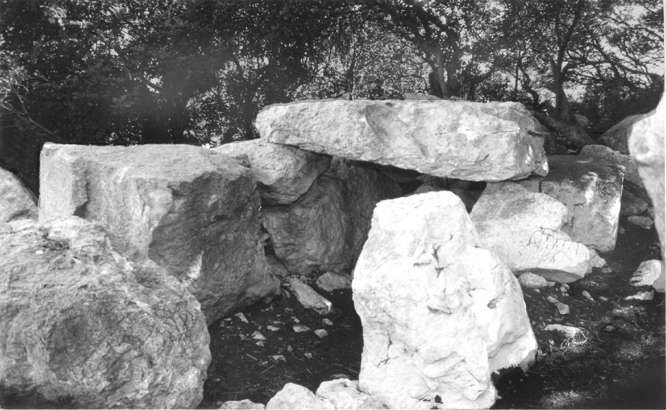 Mura Pregne dolmen (Sicily)