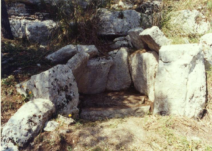 Cava dei Servi dolmen (Sicily)