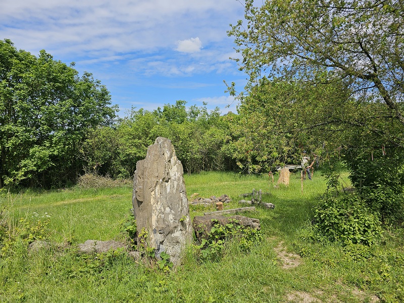 Click for full size image of Malíč Stone Circle (PID:276078) Malíč Stone Circle