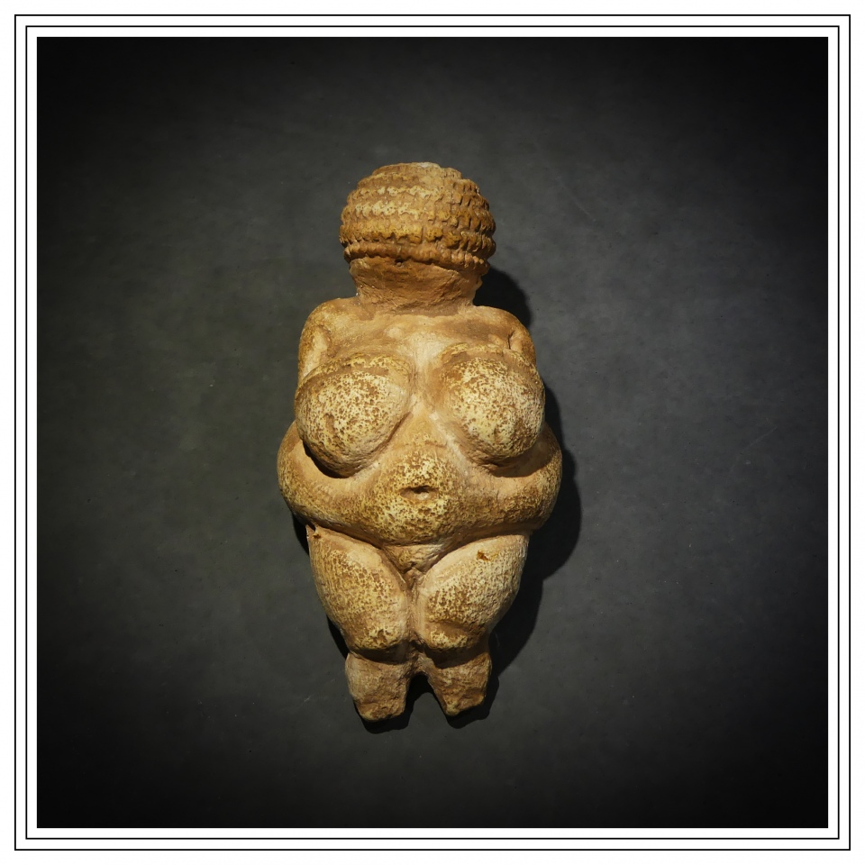Reproduction of the Venus of Willendorf.  Now, just imagine the feeling of the team of archaeologists witnessing the unexpected emergence of such a Work of Art !  Photo : SEP.2019.