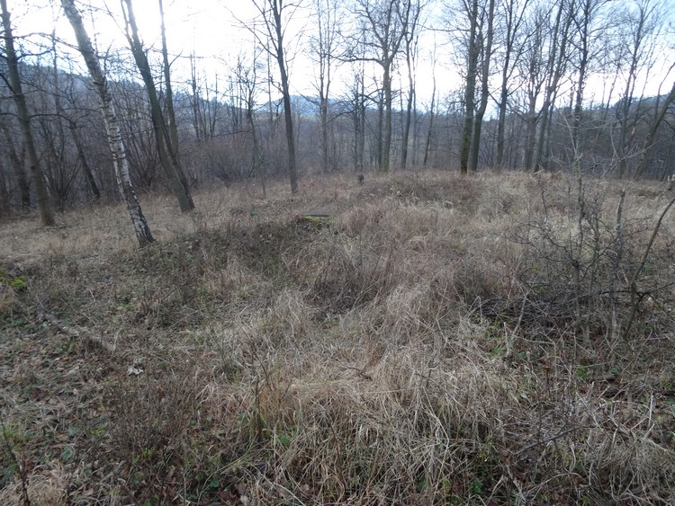 Hilltop with slight traces of earthworks (photo taken on December 2017).