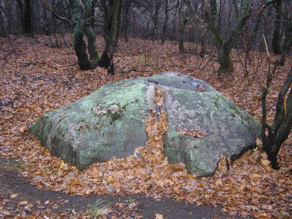 Click for full size image of Green Stone on the river Veduga (PID:157469) Green Stone on the river Veduga