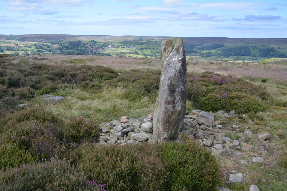 Click for full size image of Danby Rigg Cairn With Standing Stone (PID:167604) Danby Rigg Cairn With Standing Stone