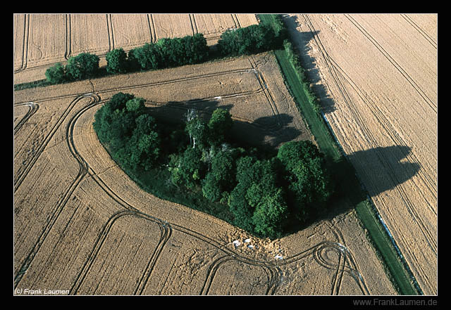 Click for full size image of East Kennett longbarrow (PID:39874) East Kennett longbarrow