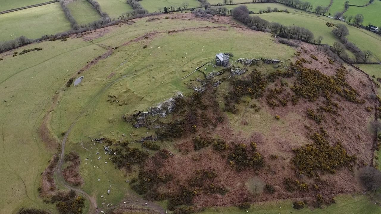 An aerial view from the north west showing the ramparts to the north and east, the site uses the precipitous slopes to the west for natural defence.