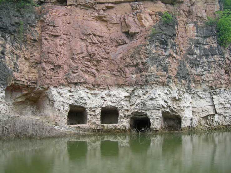 Click for full size image of Shen Nong Gorge Hanging Coffins (PID:34753) Shen Nong Gorge Hanging Coffins