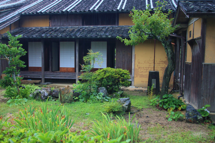 Mekada Family Residence garden