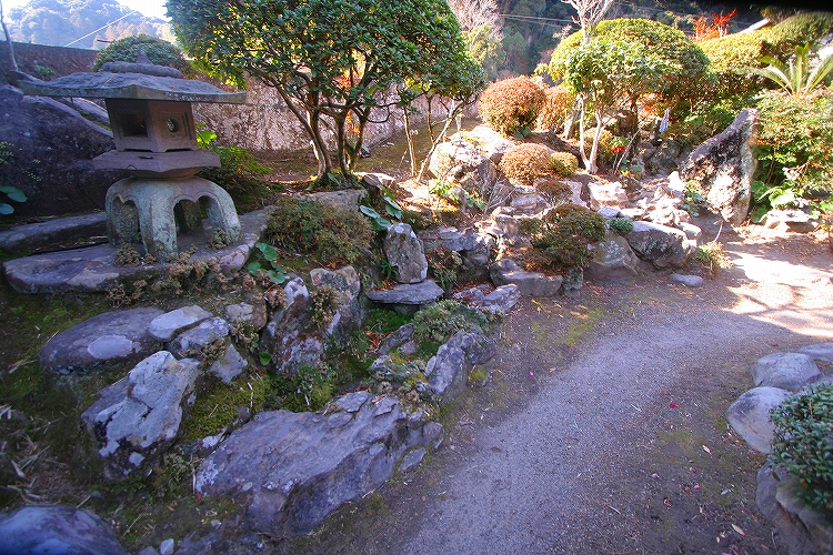 Amamizu Family Residence garden