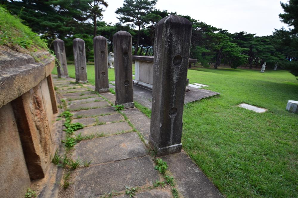 Click for full size image of King Heundeog mausoleum (PID:173610) King Heundeog mausoleum