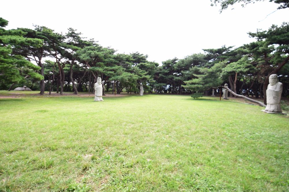 Click for full size image of King Heundeog mausoleum (PID:173606) King Heundeog mausoleum
