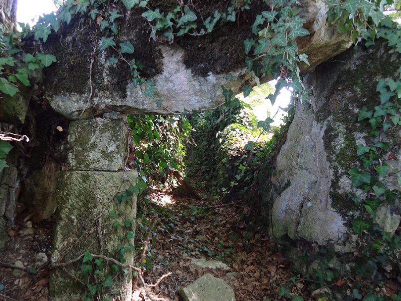 Click for full size image of Roquefort Allée couverte (PID:177134) Roquefort Allée couverte