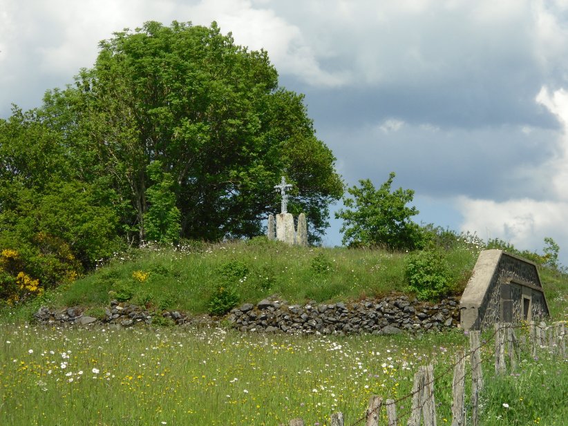 Click for full size image of Menhirs de Monges (PID:188311) Menhirs de Monges