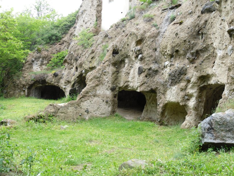 Click for full size image of Grottes de Perrier (PID:188603) Grottes de Perrier
