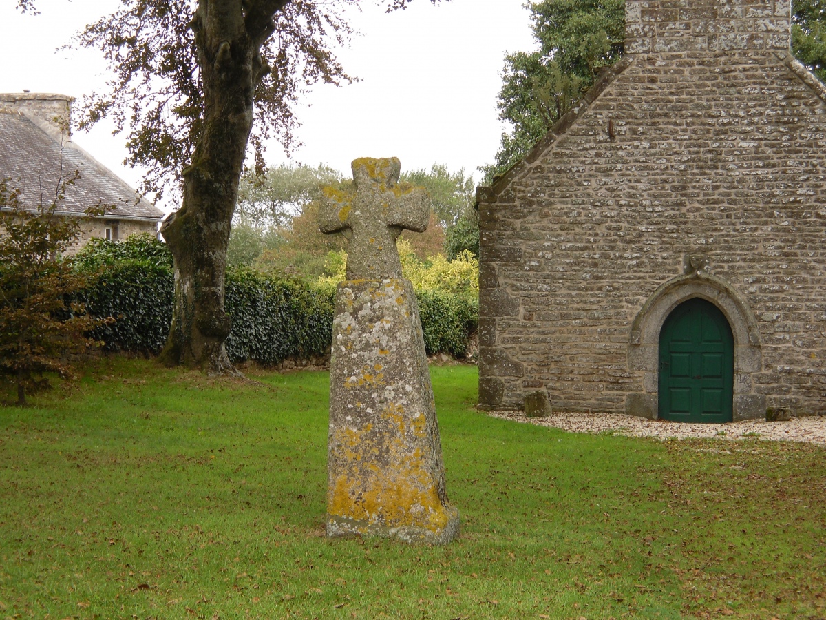 Stèle and menhir de la Chapelle de Larret
