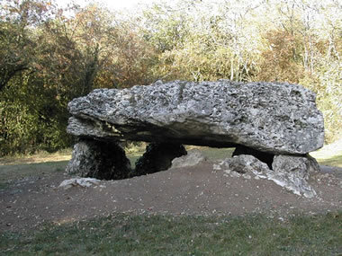 Dolmen la Pierre Tournante (Tavers)