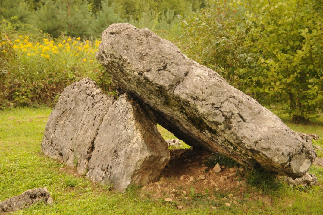 Click for full size image of Santoches Dolmen (PID:178704) Santoches Dolmen