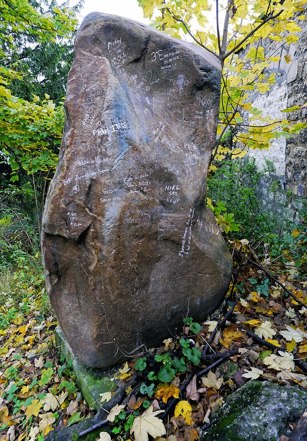 Menhir de l'Abbaye (PID:155903) Menhir de l'Abbaye
