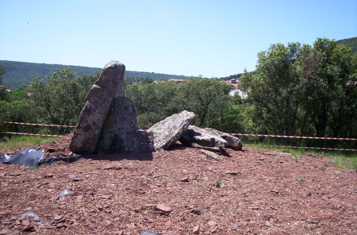 Click for full size image of Dolmen du Pigeonnier de Sallèles (PID:59345) Dolmen du Pigeonnier de Sallèles