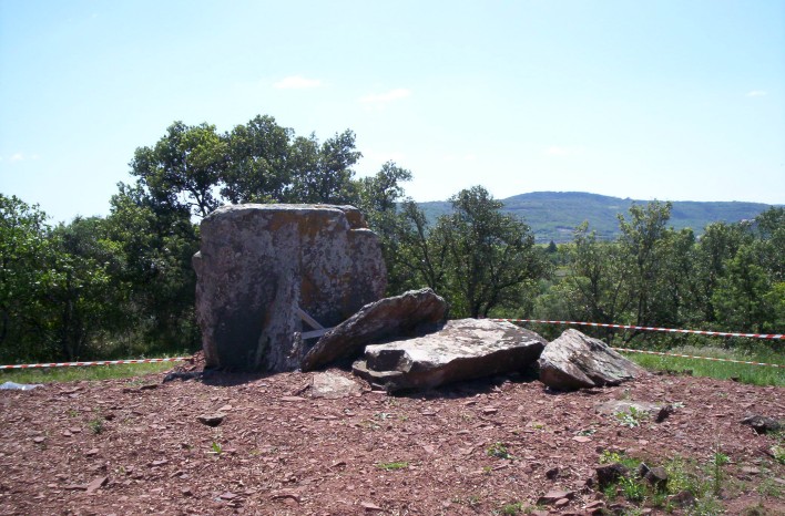 Click for full size image of Dolmen du Pigeonnier de Sallèles (PID:59346) Dolmen du Pigeonnier de Sallèles