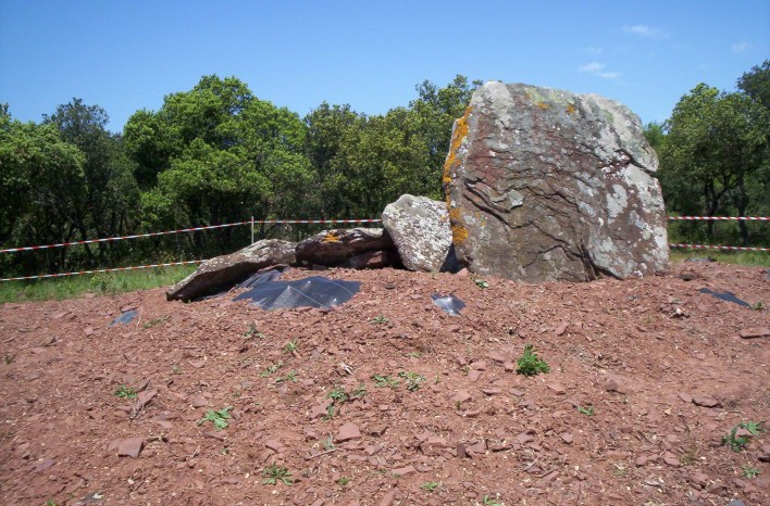 Click for full size image of Dolmen du Pigeonnier de Sallèles (PID:59348) Dolmen du Pigeonnier de Sallèles