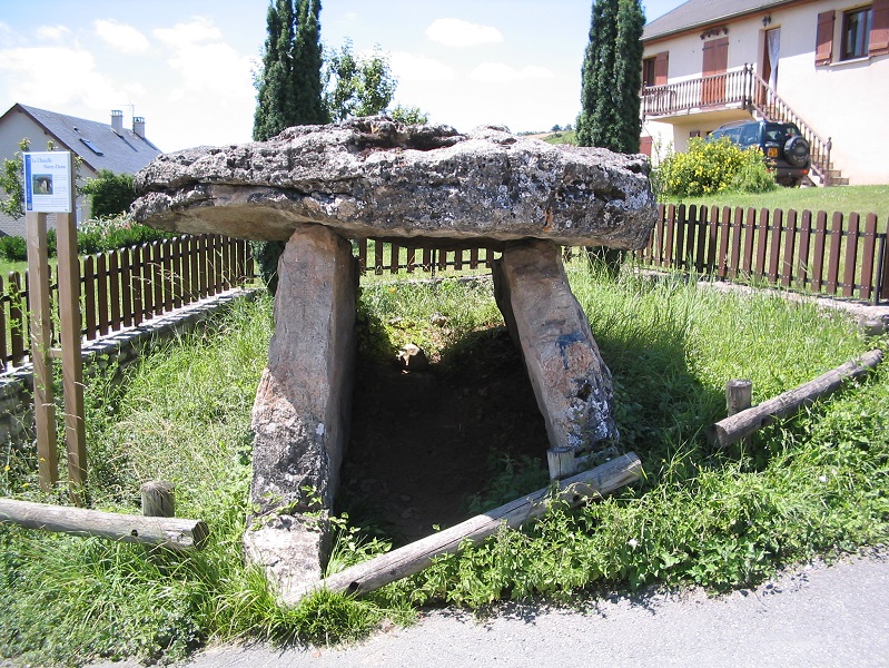 Click for full size image of Dolmen La Chazelle Notre-Dame (PID:187647) Dolmen La Chazelle Notre-Dame