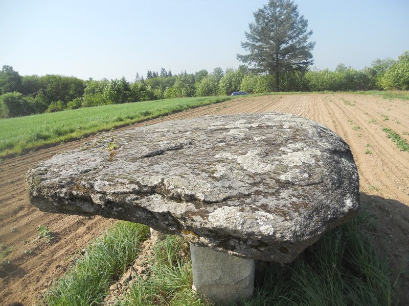 Click for full size image of Estivaux dolmen (PID:77147) Estivaux dolmen