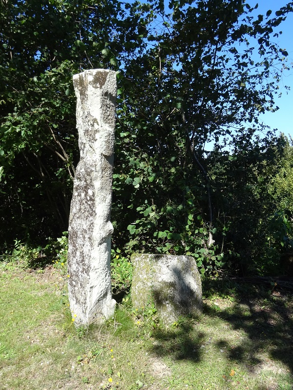 Click for full size image of Menhir de la Croix Parot (PID:177935) Menhir de la Croix Parot
