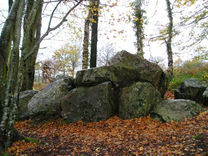 Click for full size image of Petite Roche allée couverte (PID:11110) Petite Roche allée couverte