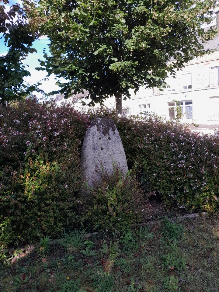 Menhir Clocher de l'ancienne eglise (PID:262397) Menhir Clocher de l'ancienne eglise