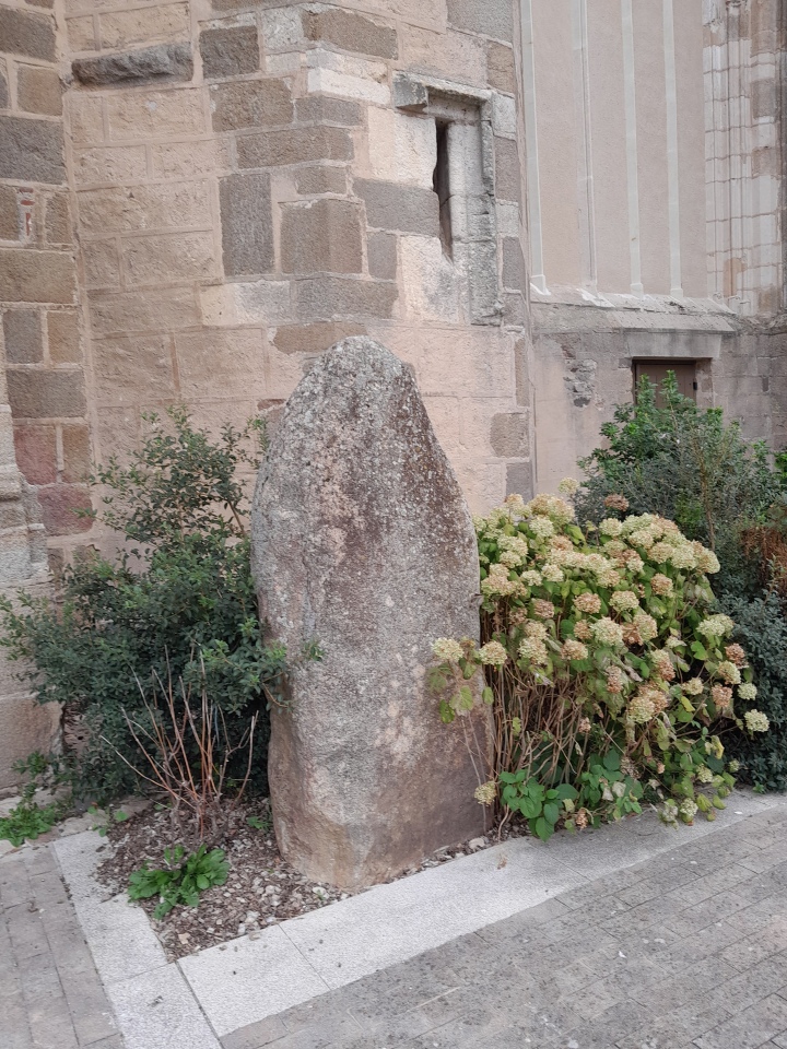 Menhir Basilique Notre Dame de L'épine