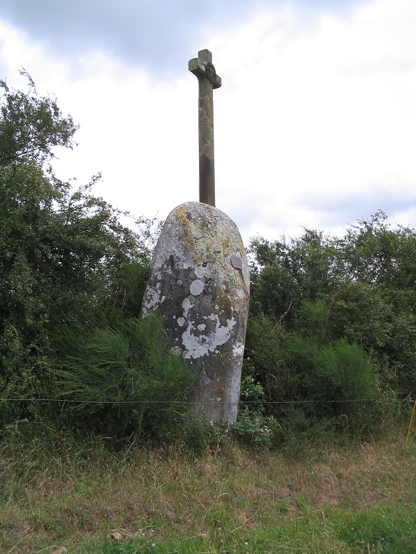 Click for full size image of Menhir dit la Grosse Pierre de la Rigaudière (PID:182713) Menhir dit la Grosse Pierre de la Rigaudière