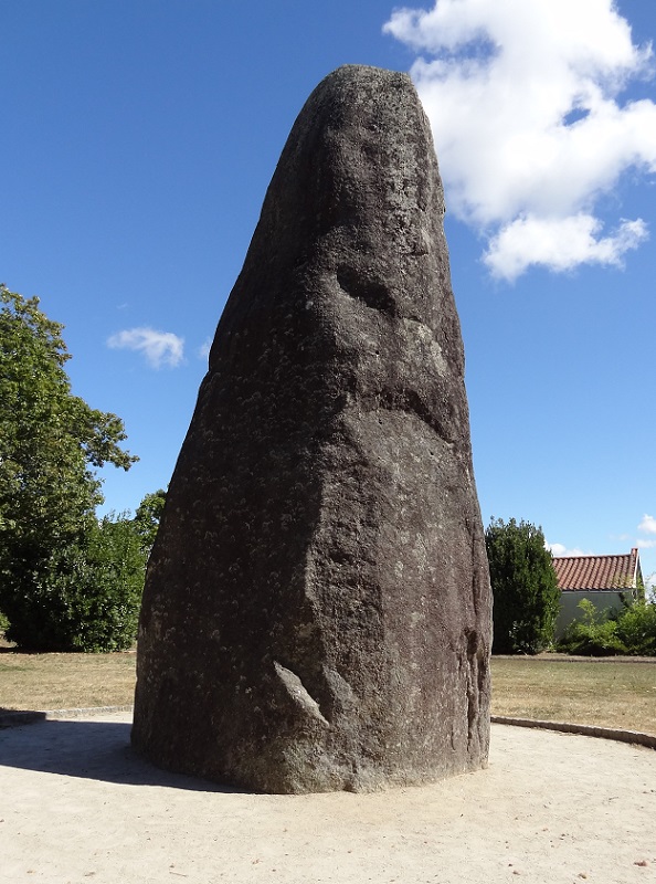 Click for full size image of Camp de César Menhir (PID:178458) Camp de César Menhir