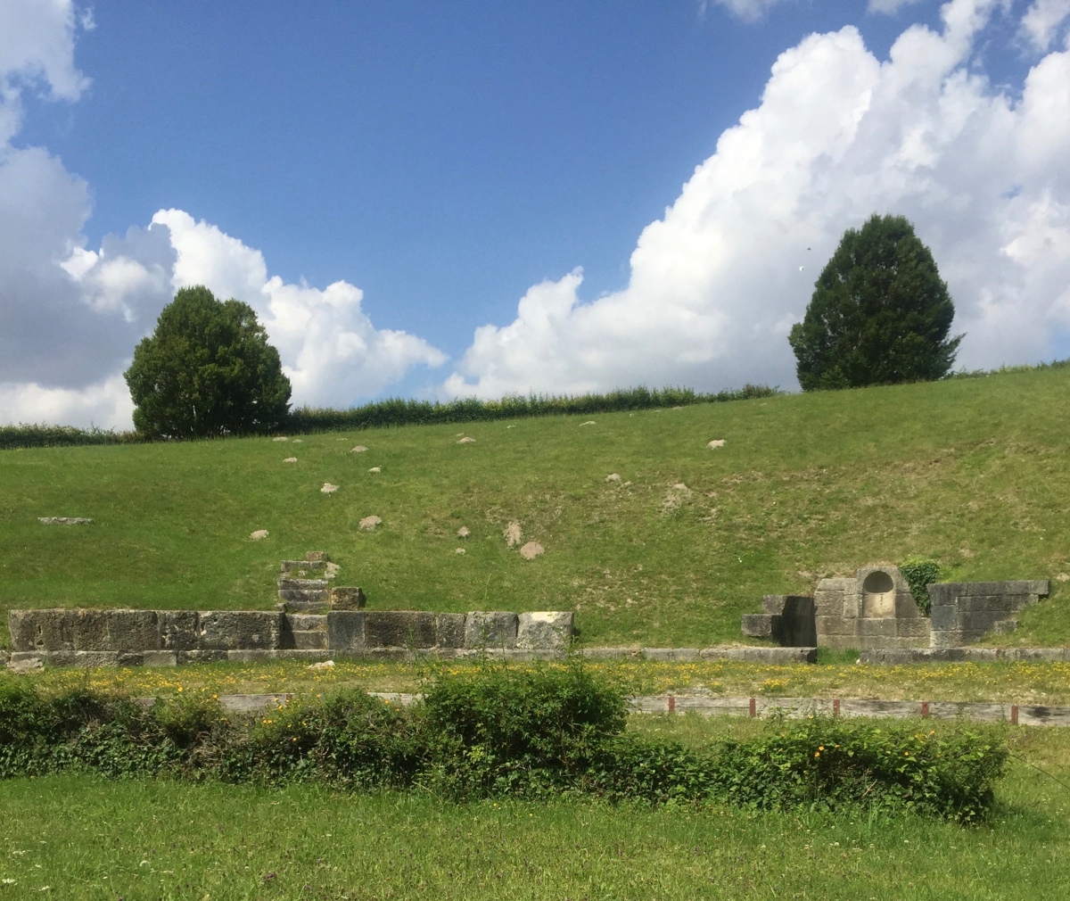 Click for full size image of Vendeuil Gallo-Roman Theatre (PID:229409) Vendeuil Gallo-Roman Theatre