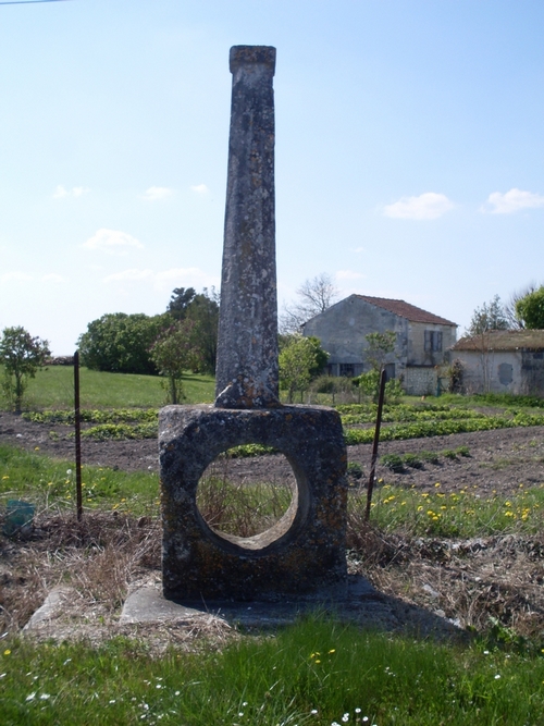 Click for full size image of La Pierre Percée (Sainte Lheurine) (PID:57882) La Pierre Percée (Sainte Lheurine)