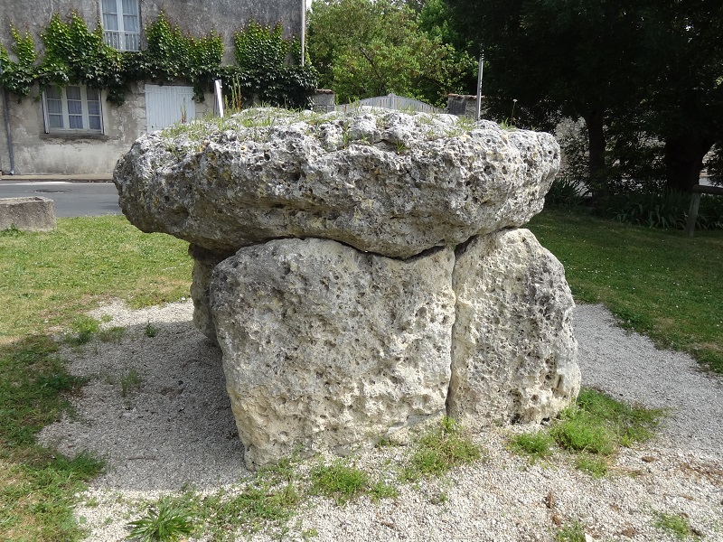 Click for full size image of Dolmen dit la Pierre-Levée (La Jarne) (PID:178150) Dolmen dit la Pierre-Levée (La Jarne)