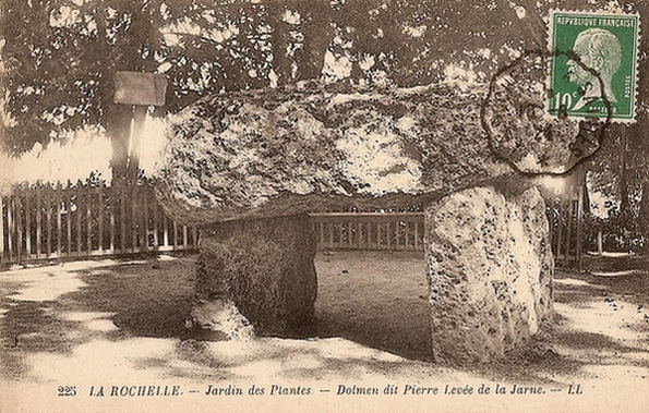 Click for full size image of Dolmen dit la Pierre-Levée (La Jarne) (PID:60976) Dolmen dit la Pierre-Levée (La Jarne)