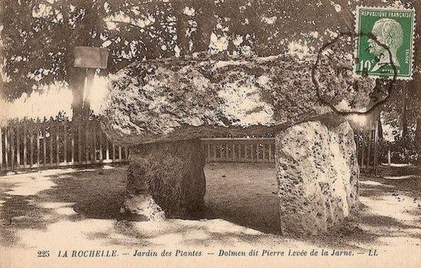  Dolmen dit la Pierre-Levée (La Jarne)