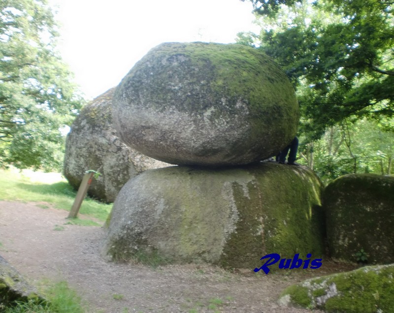 Click for full size image of La Roche Branlante de la Morlière (PID:92610) La Roche Branlante de la Morlière
