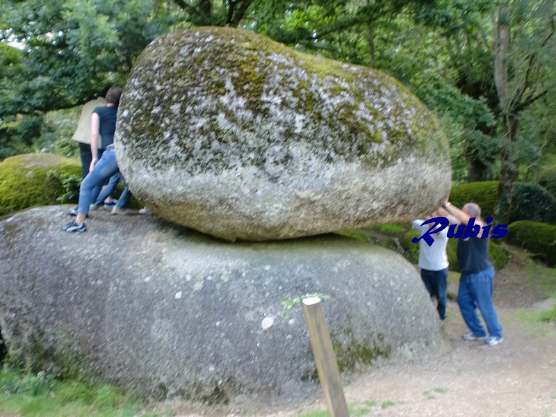 Click for full size image of La Roche Branlante de la Morlière (PID:92611) La Roche Branlante de la Morlière