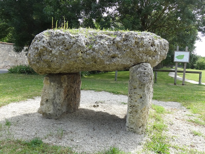 Click for full size image of Dolmen dit la Pierre-Levée (La Jarne) (PID:178158) Dolmen dit la Pierre-Levée (La Jarne)