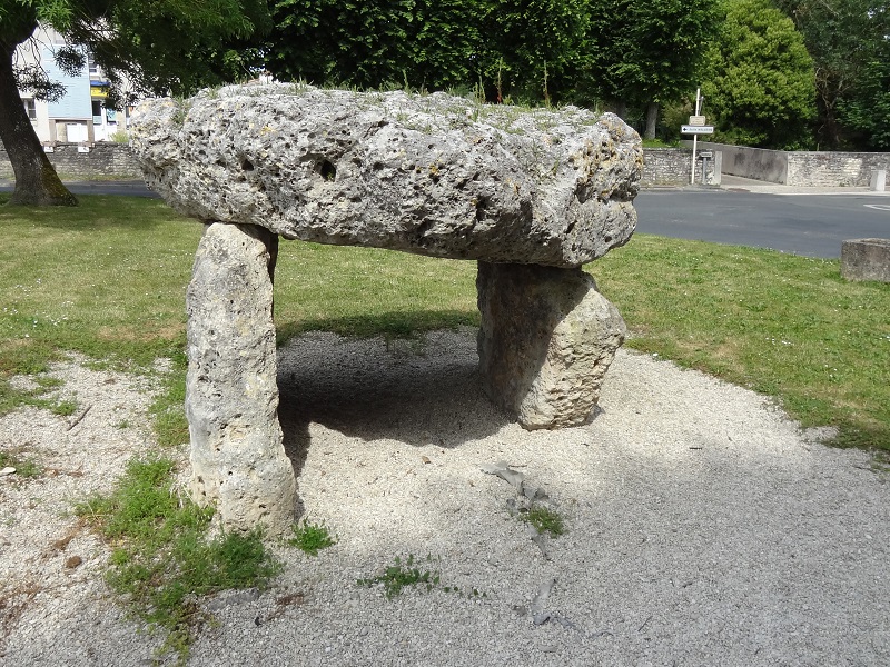 Click for full size image of Dolmen dit la Pierre-Levée (La Jarne) (PID:178157) Dolmen dit la Pierre-Levée (La Jarne)