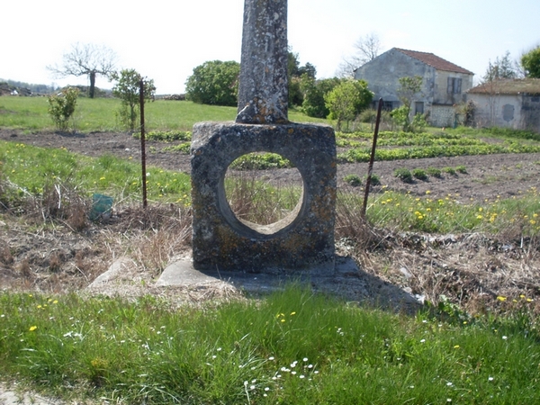 Click for full size image of La Pierre Percée (Sainte Lheurine) (PID:57881) La Pierre Percée (Sainte Lheurine)