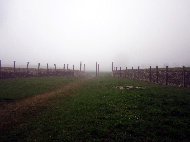 Rekonstruiertes keltisches Zangentor am Heidengraben