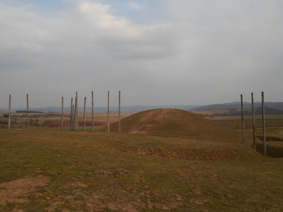 The post-holes of 16 timber posts had been found in close vicinity of the tumulus. Some are even within the henge-like trench that surrounds the tumulus.
In 2007, they were reconstructed. However, the functional role of the timber posts is still unknown. They may have been used as a calendarium but might as well have been used as part of architectural elements like arches, bridges or temple struc