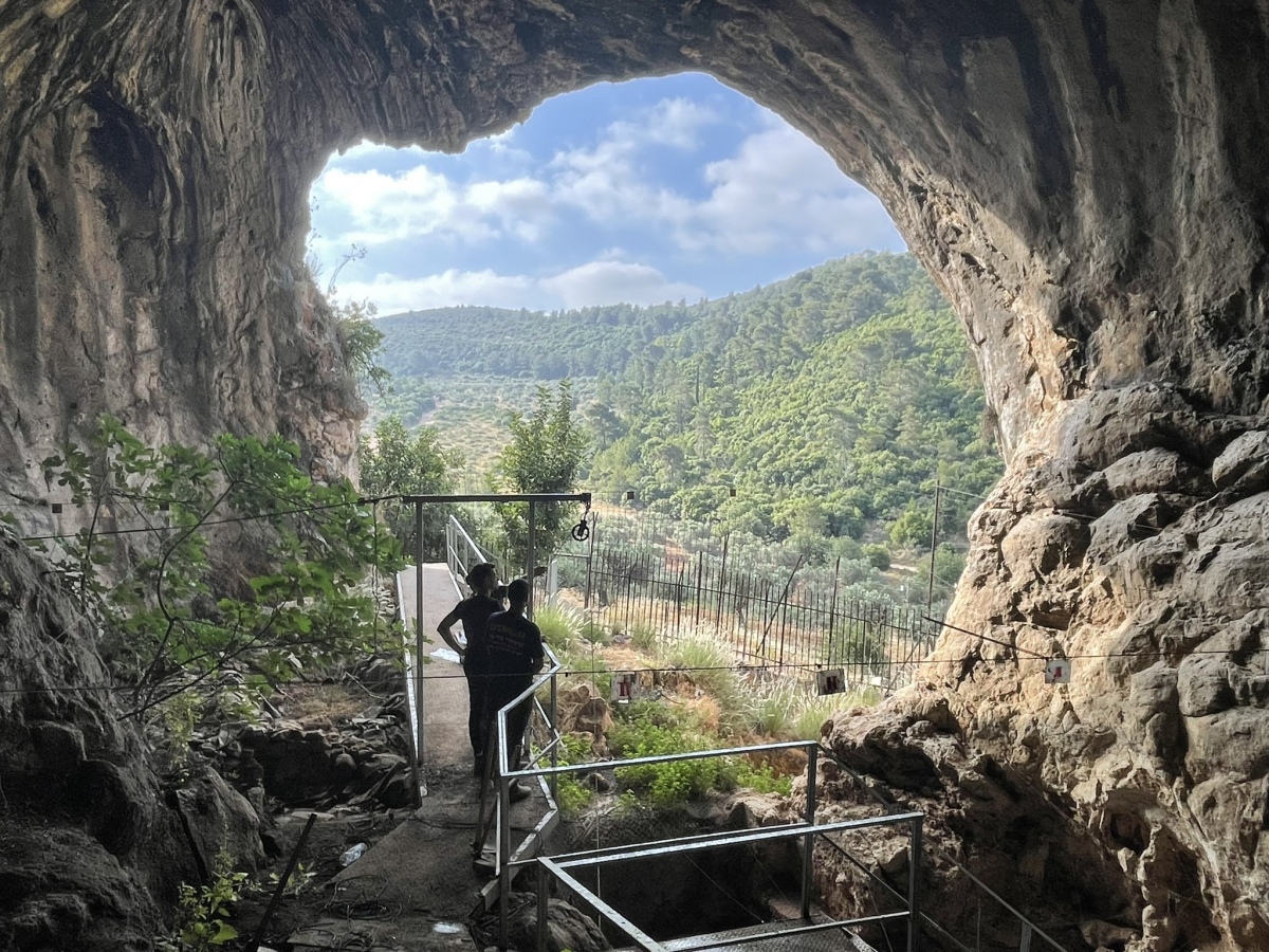 HaYonim cave