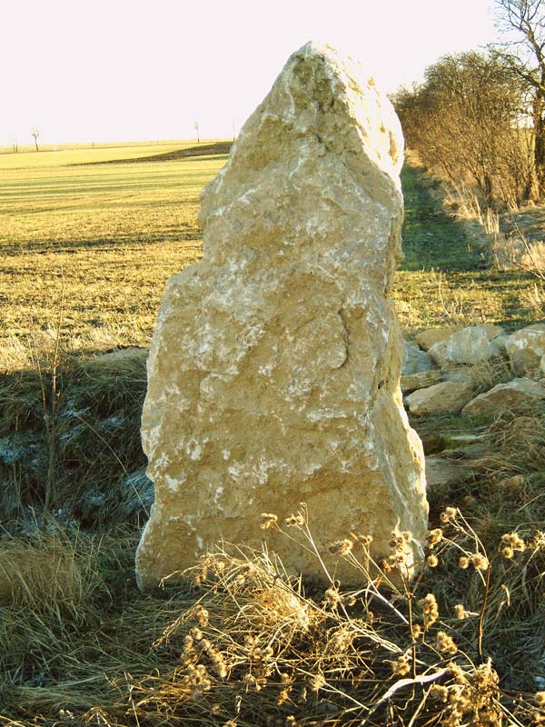 Menhir an der Quelle der Leutra