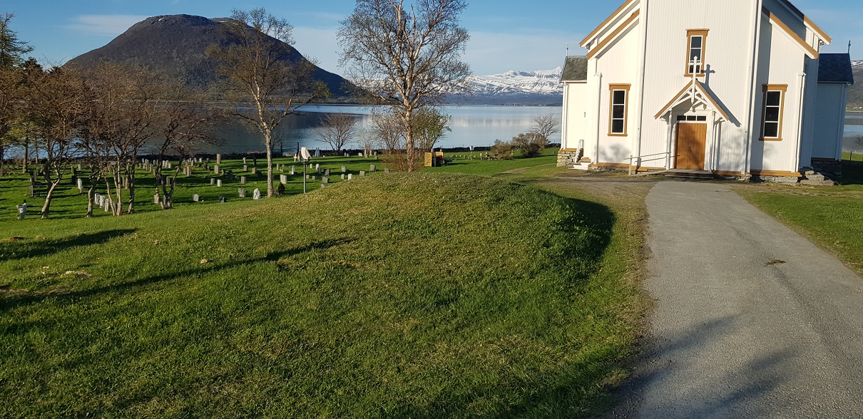 Hol-Tjeldsund Kirke