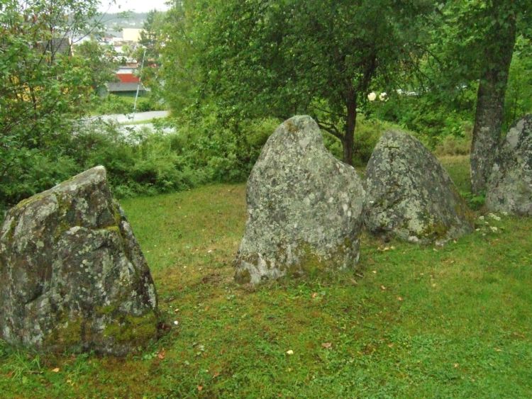Click for full size image of Tingvoll Stone Setting (PID:52706) Tingvoll Stone Setting